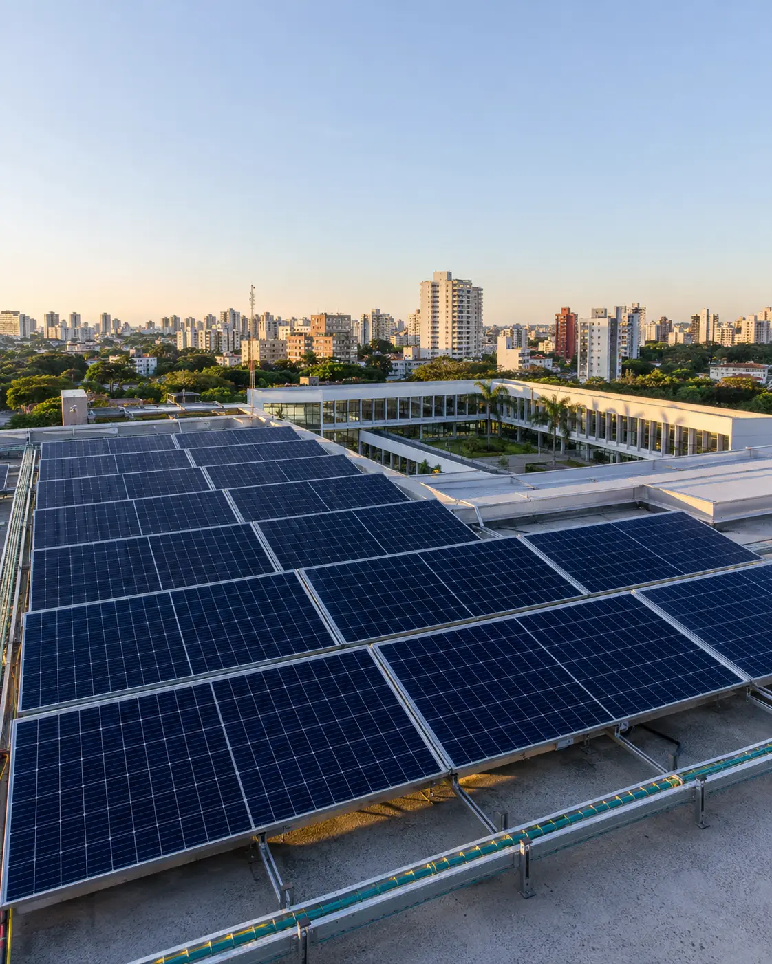 Instalação solar em edifício público integrada a uma área urbana